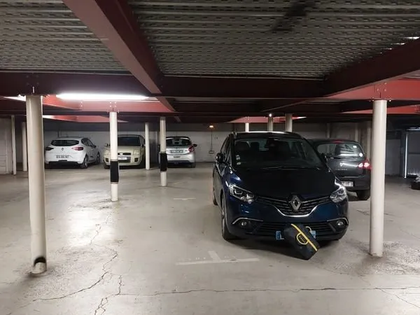 Place de la Croix de Bourgogne, parking