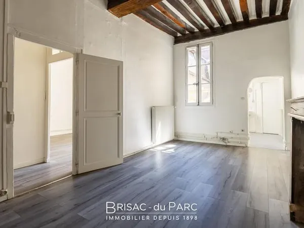 Dijon centre - appartement t2 bis atypique de 58 m² environ - bon état
