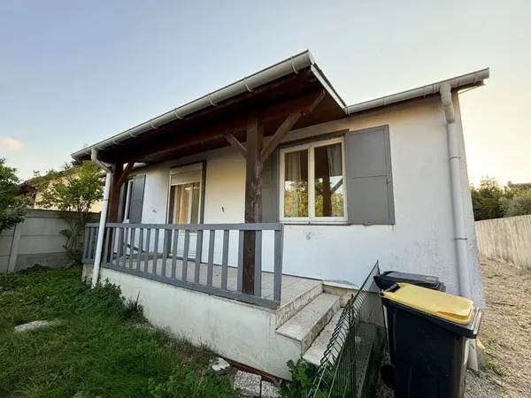 Maison préfabriquée indépendante avec beau terrain