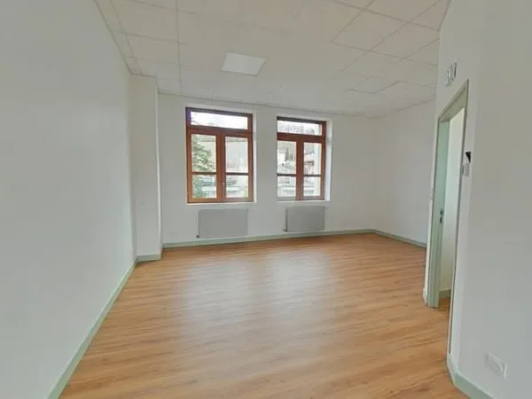 Bureau refait à neuf St ETIENNE LARDEYROL