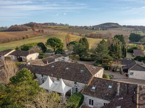 A saisir domaine de 25 gîtes, un restaurant et une maison principale en Lot-et-Garonne (47)