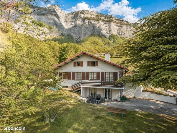 Magnifique propriété avec dépendance dans un secteur très prisé
