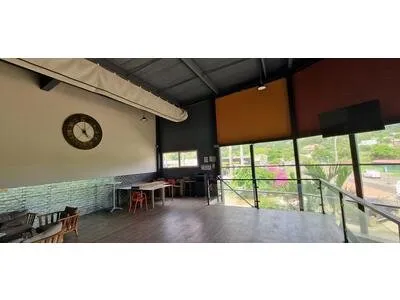 Local commercial 130m2 + mezzanine - Entrée SEMAIR