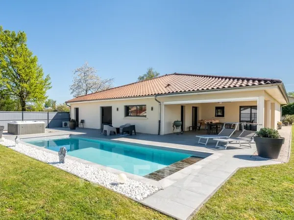 Très belle maison contemporaine de Plain-pied avec piscine