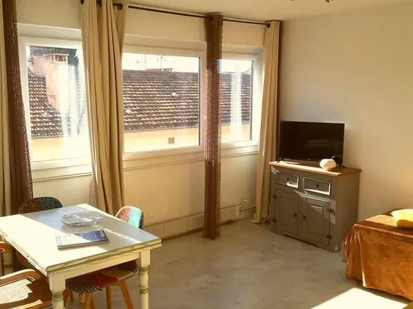 Saint-Raphaël Centre: Location annuelle Grand studio meublé et climatisé récent 32m2