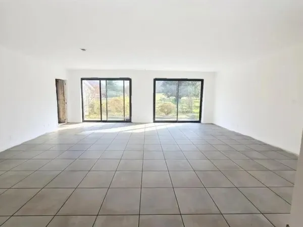 Maison neuve de plain-pied, piscine et garage