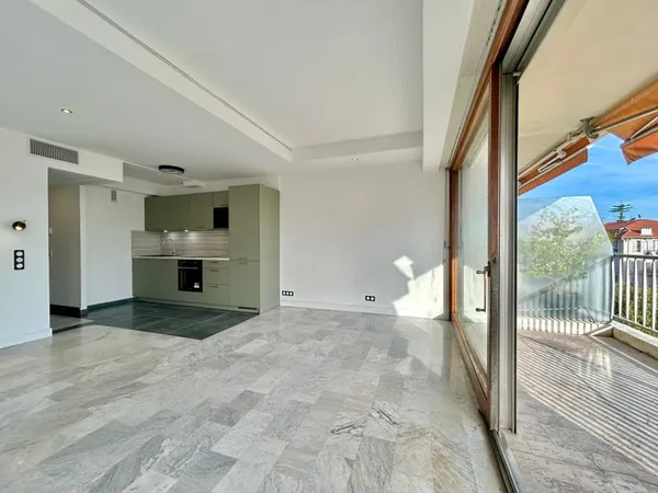 A LOUER - NICE - VICTOR HUGO- STUDIO - CALME - RENOVE - TERRASSE- DOUBLE VITRAGE - IMMEUBLE STANDING