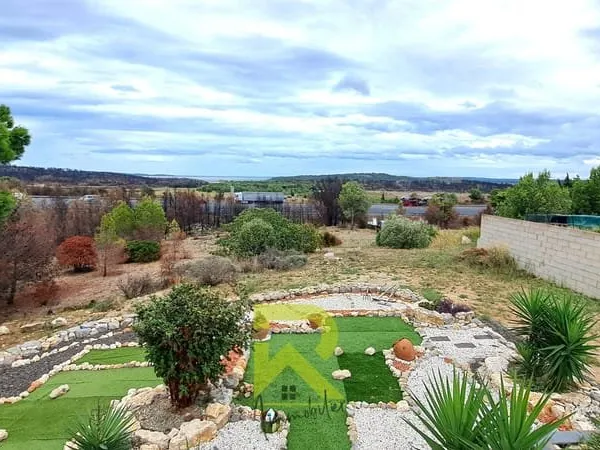 Villa plain-pied Vue panoramique sur l'étang Terrain 147