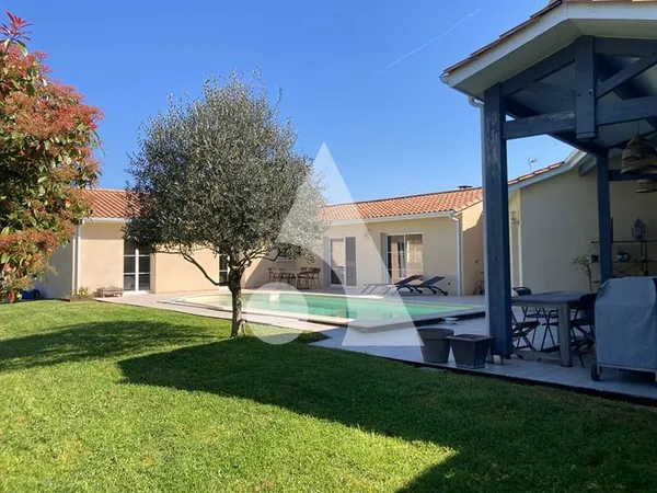 Contemporaine de plain pied 4 chambres, bureau, jardin avec piscine, Les Billaux