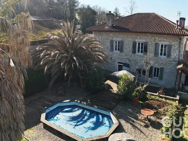 Charmante maison de village de caractère ? 188 m² habitables sur 1297 m² de terrain avec piscine et 