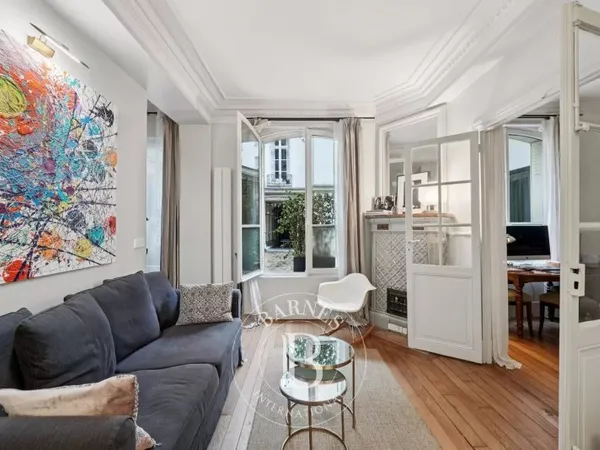 Paris 7e - Rue de Lille - 3 pièces rénové - 1 chambre + 1 bureau/espace nuit - Beaux volumes - Calme