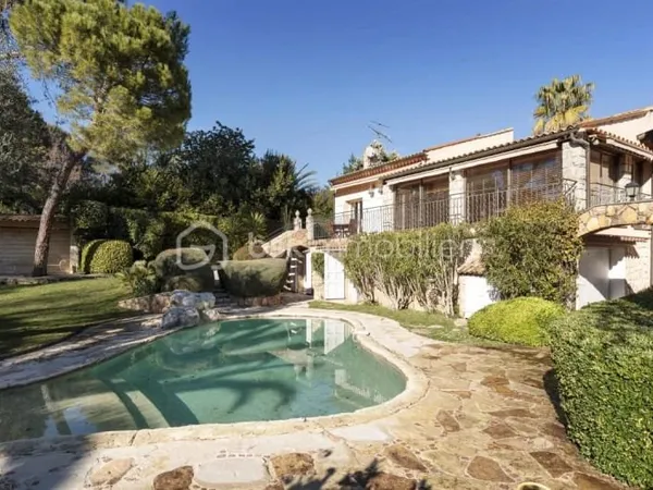 Villa 5 pièces 216 m²