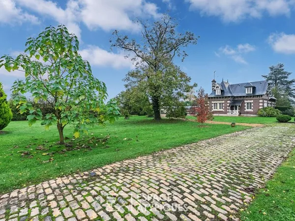 Demeure de style Anglo Normand avec piscine et parc arboré