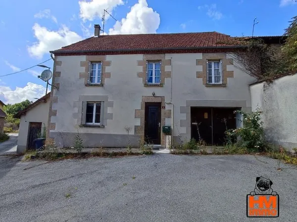 Maison + dépendances avec grand terrain et bois