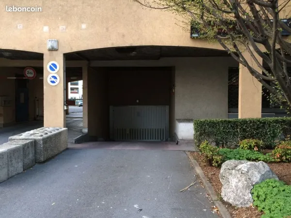 Garage double fermé