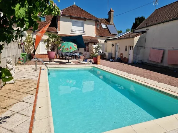 A SELLES SUR CHER MAISON CENTRE VILLE AVEC PISCINE