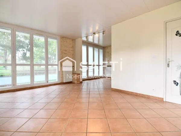 Grand appartement de quatre pièces! Ravalement récent!