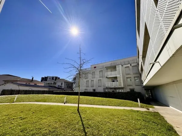 Appartement deux pièces vendu loué avec balcon et parking
