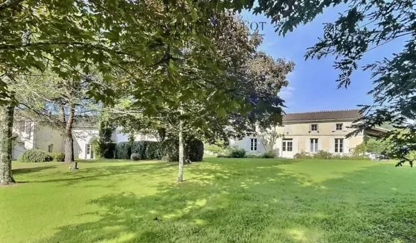 Maison 16 pièces 281 m²