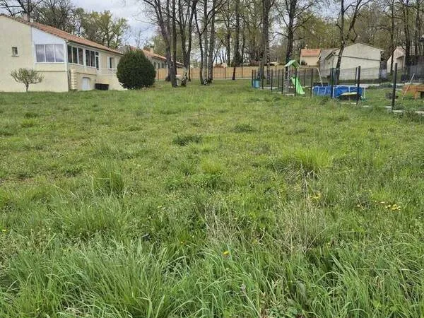 Terrain 664 m² à Sireuil
