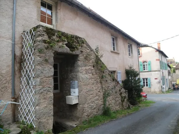 Maison de 245 m² composée de 4 logements en centre bourg