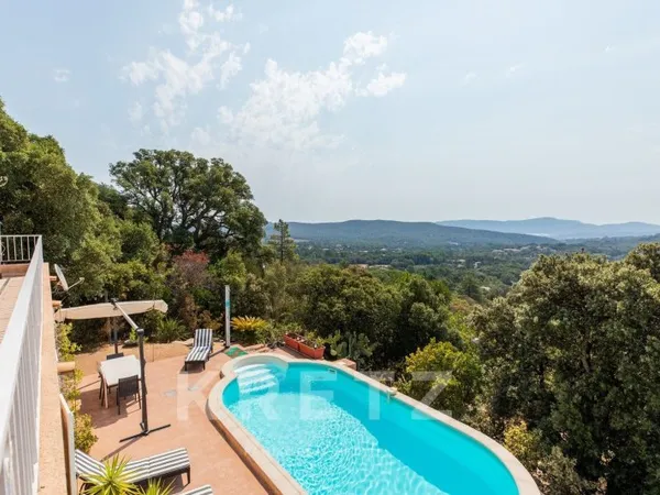 Villa avec piscine et vue mer.