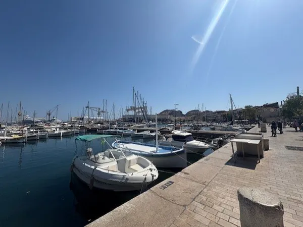 A LOUER LA CIOTAT TYPE 1 MEUBLE AVEC COIN NUIT