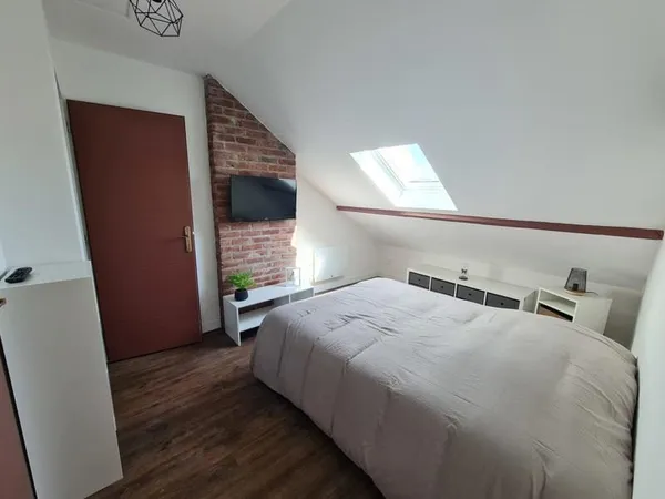LENS - BELLE CHAMBRE AVEC SALLE DE DOUCHE ET WC PRIVES