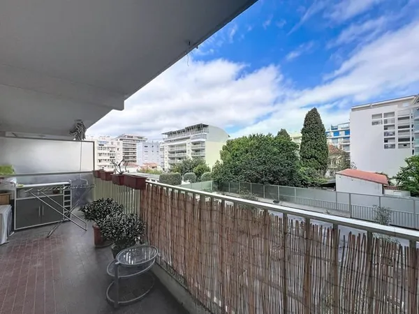 Studio Hyper Centre Juan-les-Pins avec Terrasse - Opportunité Rare