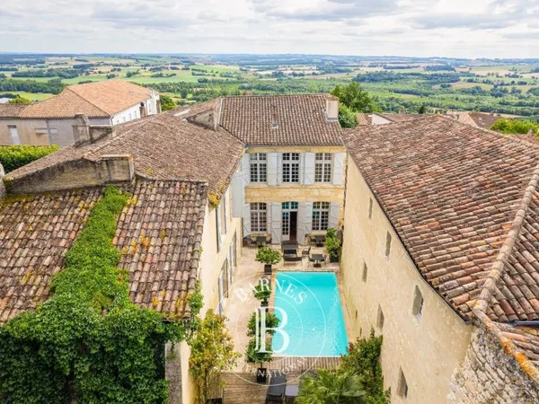 LECTOURE, HOTEL PARTICULIER DU XVIIème AVEC JARDIN, PISCINE