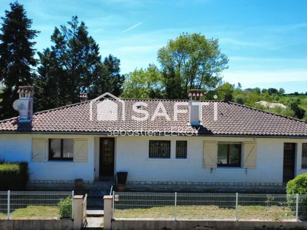 Maison au calme avec vaste terrain.