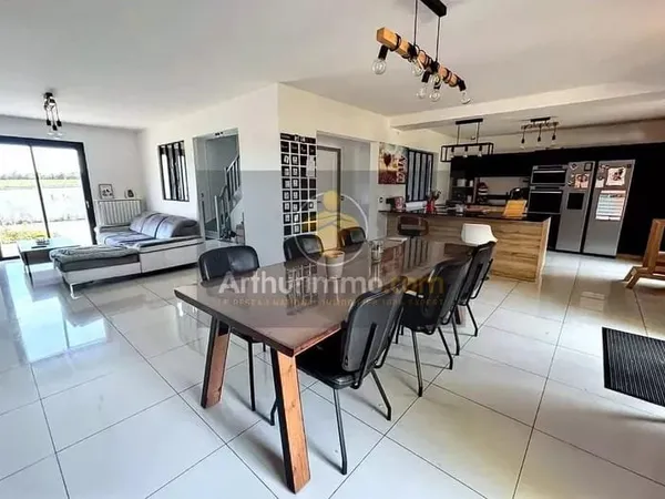 Maison 5 Chambres + bureau / sous-sol total
