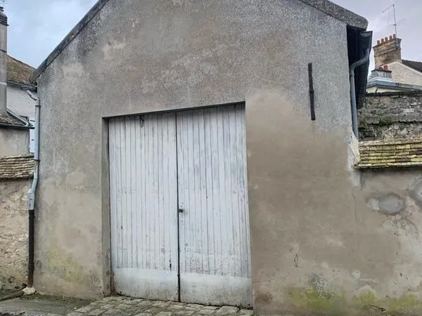 Garage/grange et jardinet