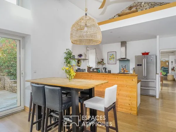 Élégante maison en pierre au coeur d'un village viticole du Mâconnais