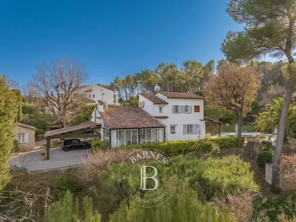 MOUGINS - DOMAINE FERMÉ - VUE DÉGAGÉE