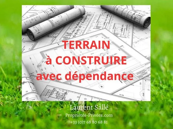 Terrain constructible de 1 400 m² avec dépendance