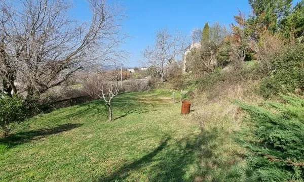 "Opportunité à Charmes-sur-Rhône : Terrain de 1300 m² à 135 000 €"