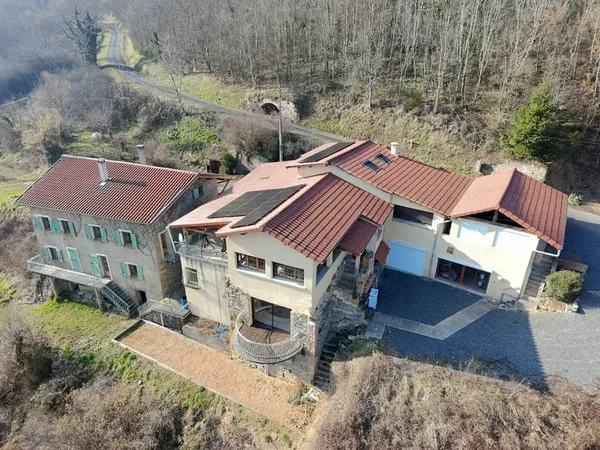 PROPRIÉTÉ DE CARACTÈRE 530 M² AVEC GÎTE, PISCINE INTÉRIEUR