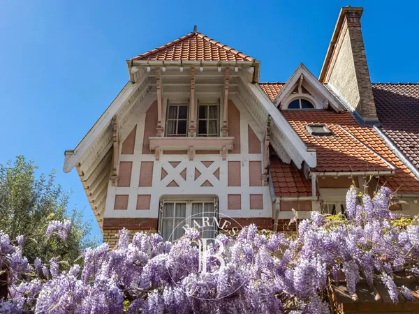 BOULOGNE - RARE MAISON DE FAMILLE AVEC BELLE COUR ARBOREE - CHARME ET CACHET