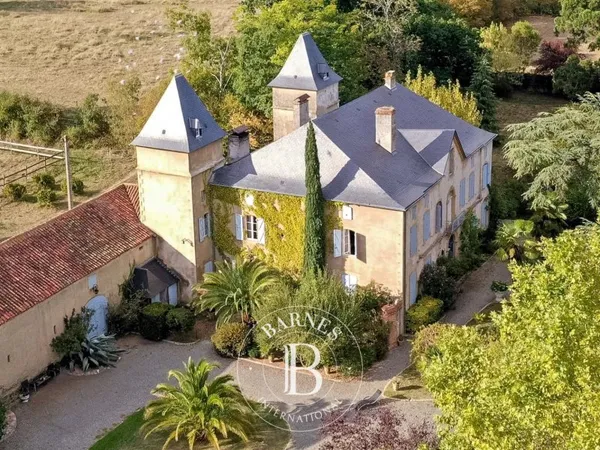 CHARMANT CHÂTEAU XVII° ET PROPRIÉTÉ EQUESTRE SUR 8 HECTARES