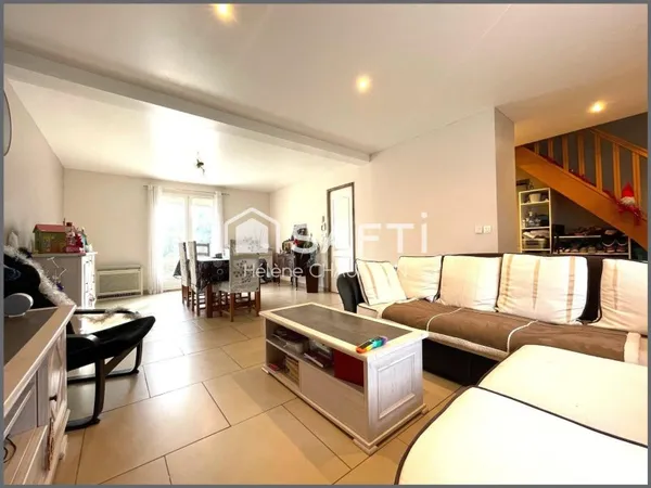 Maison 120m² 4 chambres sur terrain de 1430m² clos avec garage.