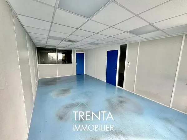 Bureaux et espaces de stockage - À louer - Voiron