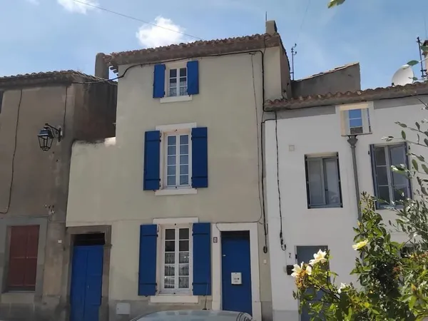 OLONZAC - Maison de ville, avec cour offrant 3 chambres et deux salles de bains