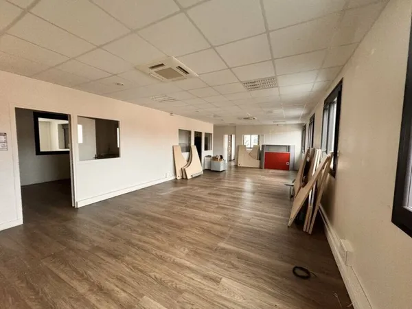 Bureau et espace de travail Location Saint-Avertin  195m² 2884€