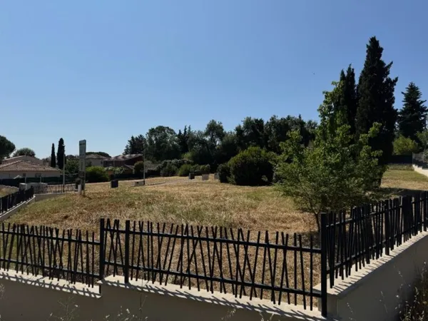 Terrain 596 m²