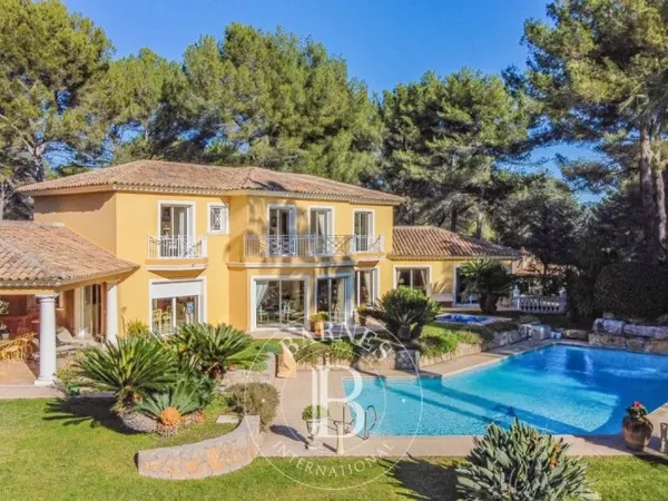 MOUGINS - GRANDE PROPRIETE DANS DOMAINE FERME