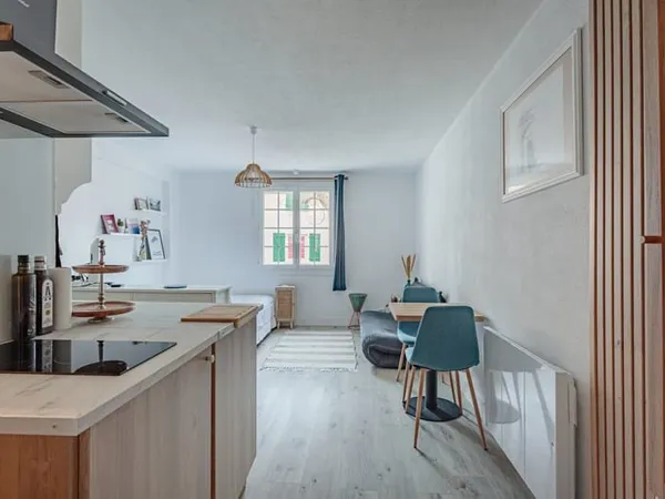Studio moderne avec cuisine et coin nuit