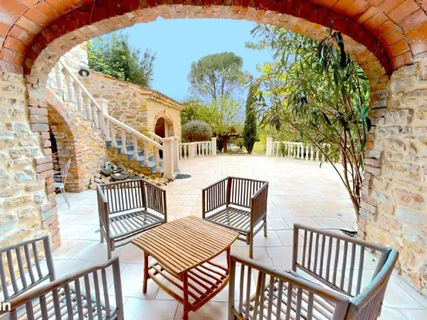 Propriété / Mas - terrain arboré avec piscine