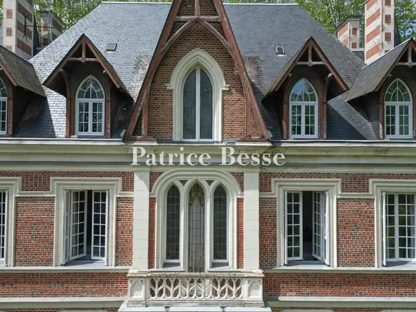 Au sud de la Sologne, un hôtel particulier du 19e s. Rénové et son parc arboré.
