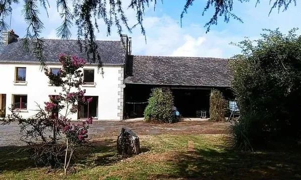 MAISON EN PIERRE 3 CHAMBRES HANGAR